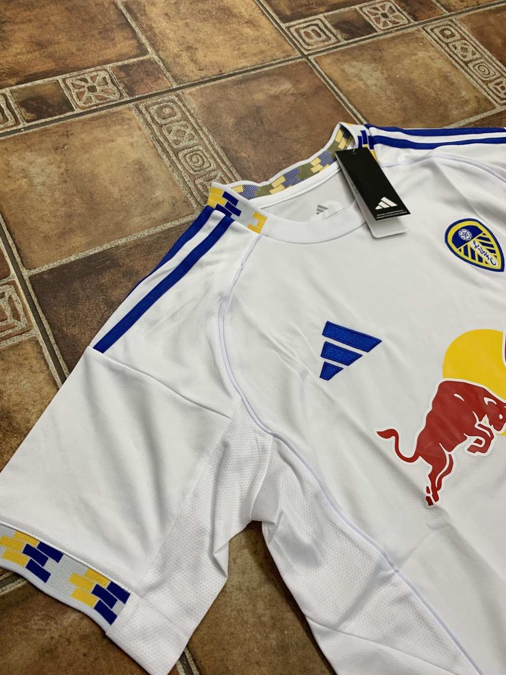 Adidas Leeds United 2025/26 Jersey Size M - Picture 5 of 6